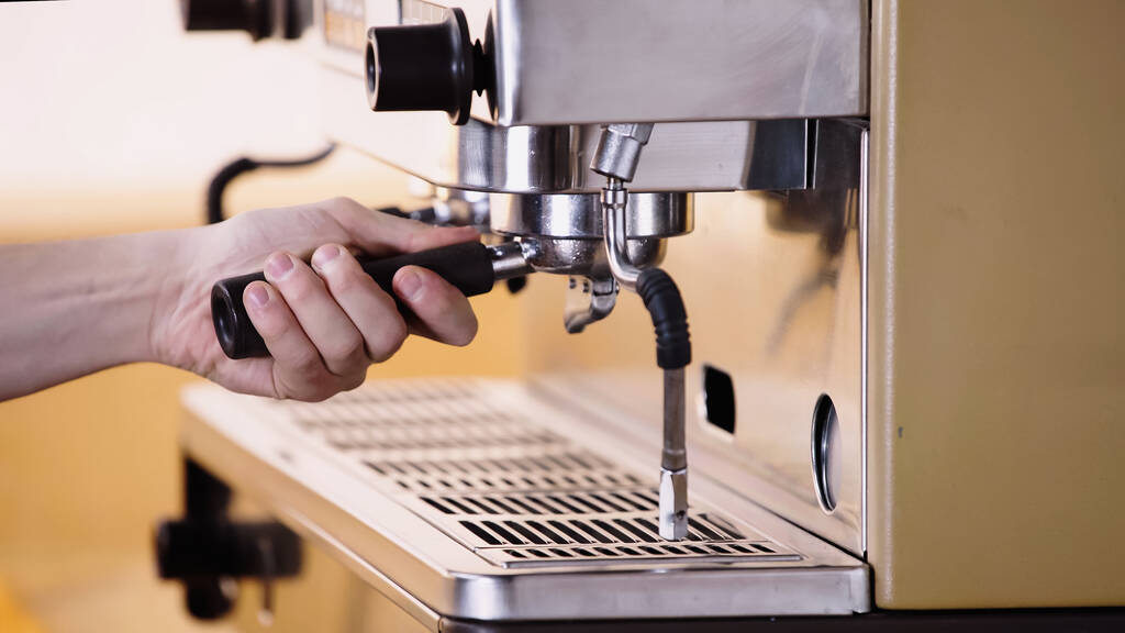 rajattu näkymä barista laskemisesta kahvi suodatin haltija
 - Valokuva, kuva