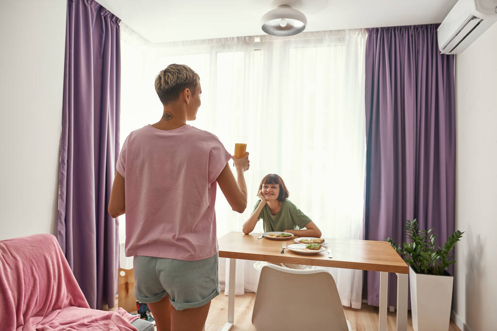 Lesbiennes européennes qui prennent le petit déjeuner à la maison - Photo, image