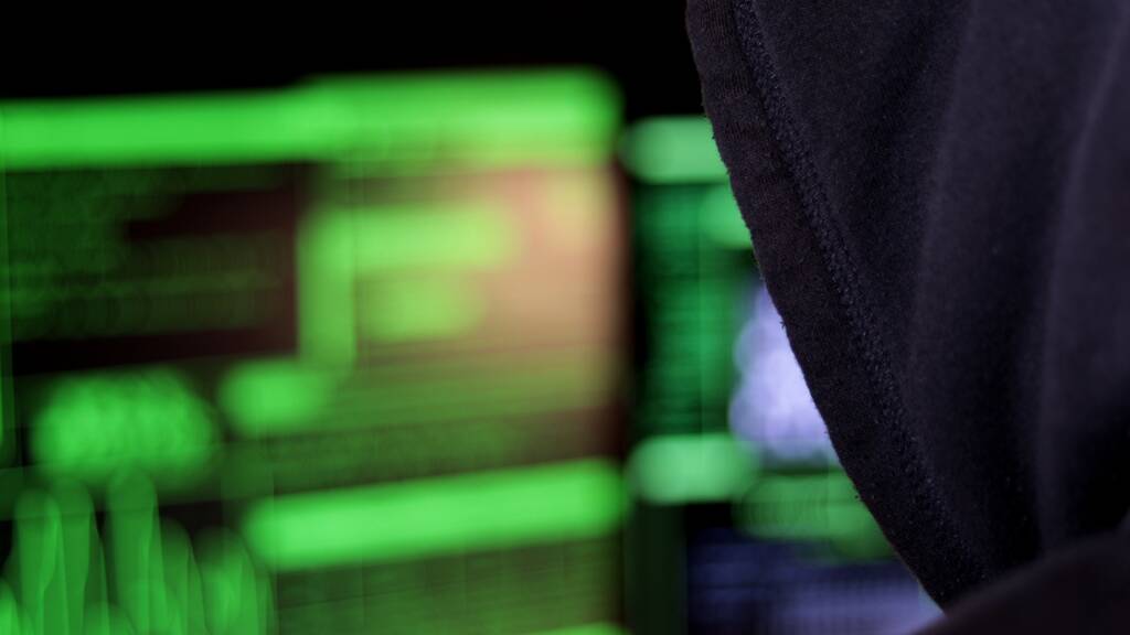 Siedzący haker sprawdza dane. Dostęp do bezpiecznych systemów kradzieży pieniędzy i informacji. - Zdjęcie, obraz