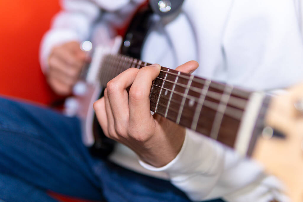 Невпізнаваний молодий чоловік грає на електрогітарі. Музика, інструментальна освіта, розваги, рок-зірка, музичний концерт та концепція навчання
 - Фото, зображення