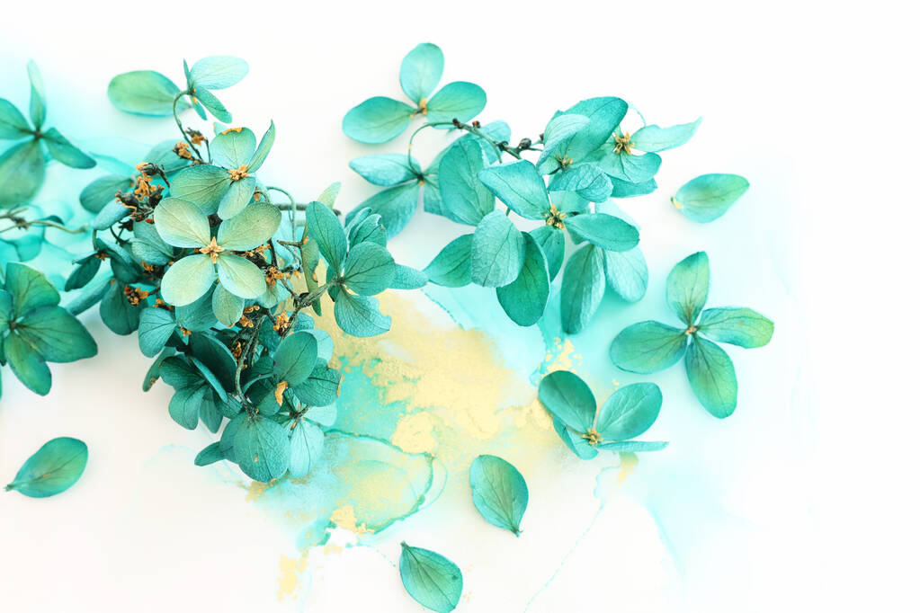 Imagem criativa de flores de hortênsia esmeralda e verde sobre fundo de tinta artística. Vista superior com espaço de cópia - Foto, Imagem