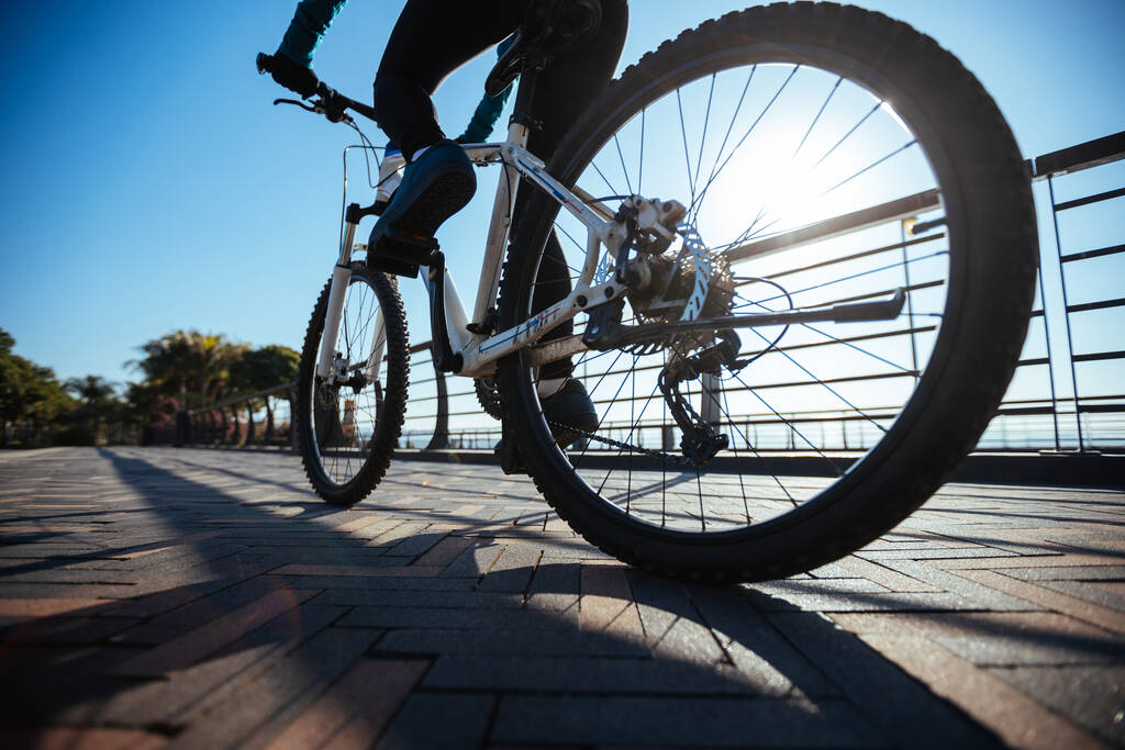 Montar en bicicleta en el camino de la costa - Foto, Imagen