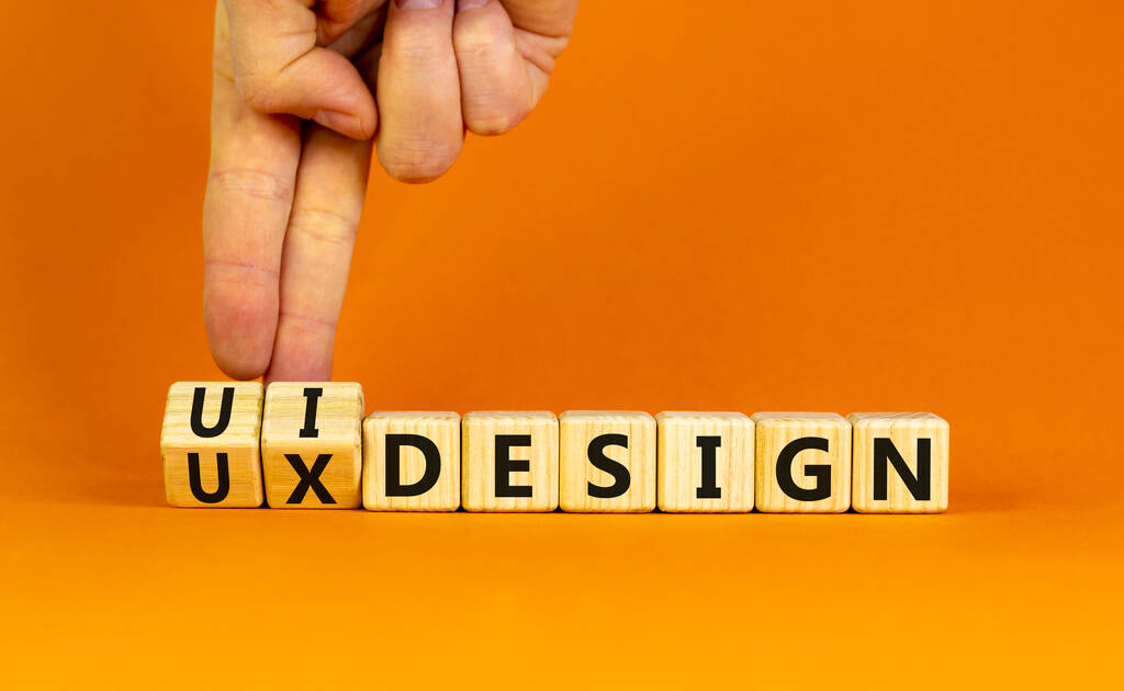 UXユーザー体験デザインまたはUIユーザーインターフェースデザインシンボル。ビジネスマンはキューブになり、単語のUXデザインをUIデザインに変更します。美しいオレンジの背景。ビジネスUXやUIデザインのコンセプト。スペースのコピー. - 写真・画像