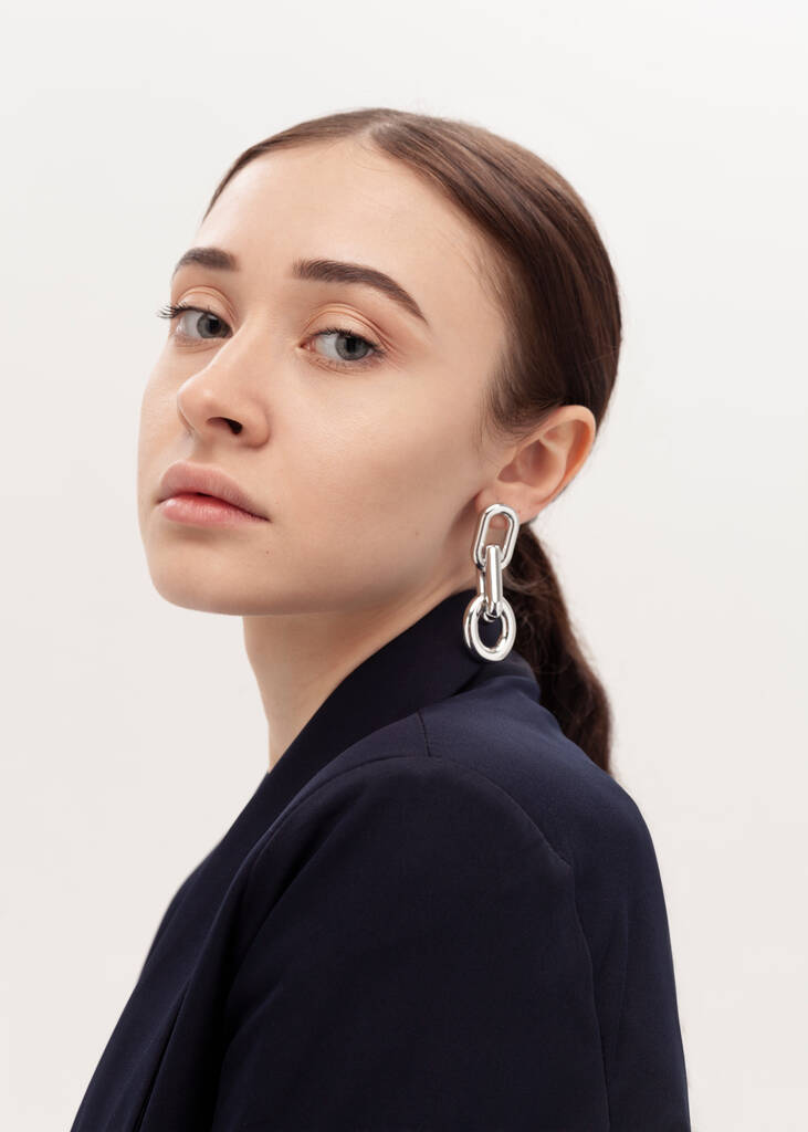 portrait of a beautiful brunette with silver earrings - Foto, immagini