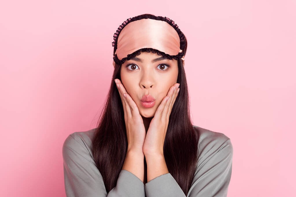 Πορτρέτο των ελκυστικών ανήσυχος σκεπτικός κορίτσι oops αντίδραση pout χείλη απομονώνονται σε ροζ παστέλ χρώμα φόντο - Φωτογραφία, εικόνα