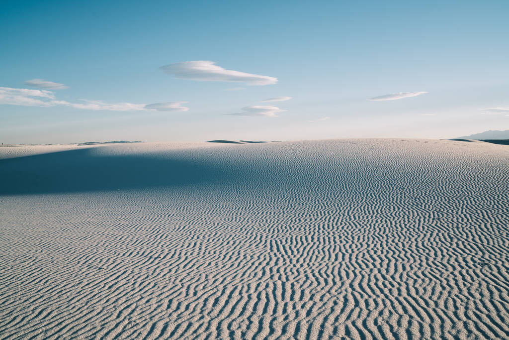 D'en haut des dunes de sable étonnantes dans le désert contre le ciel nuageux bleu par temps ensoleillé dans le parc national White Sands - Photo, image