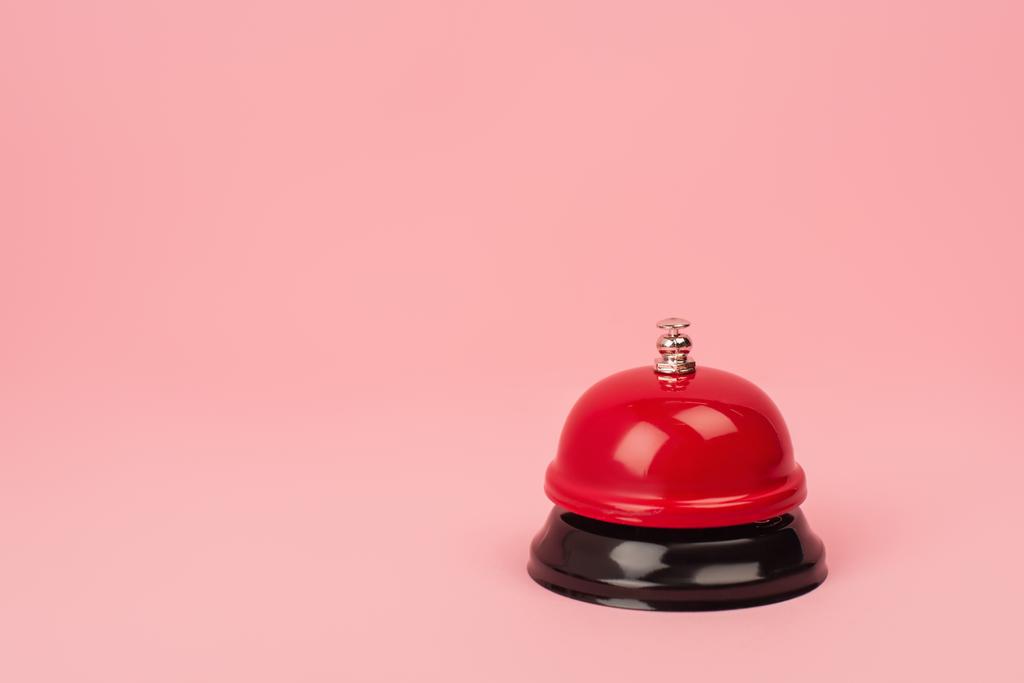 campana roja y metálica aislada en rosa - Foto, Imagen