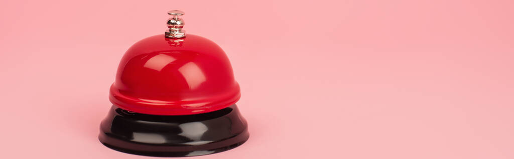 czerwony i metaliczny dzwon izolowany na różowo, baner - Zdjęcie, obraz