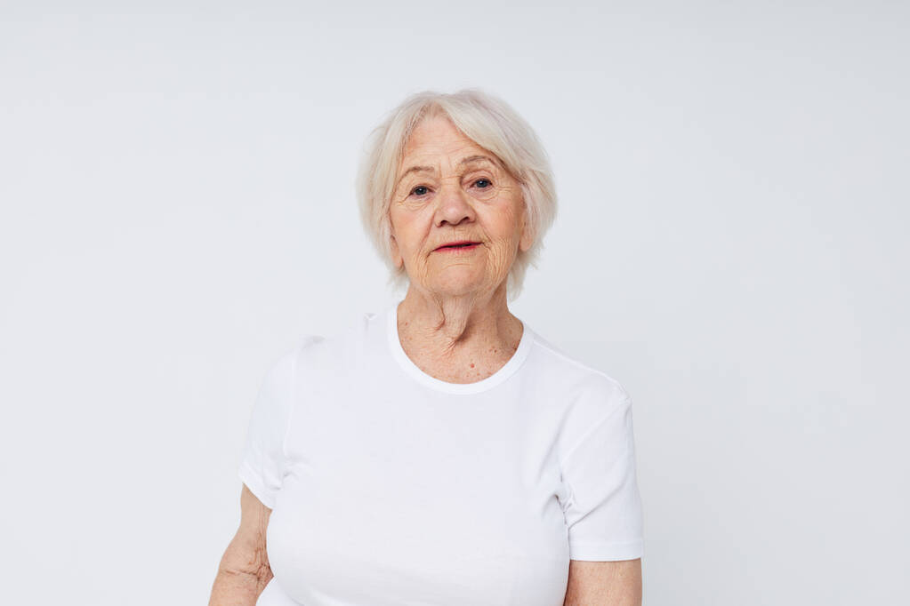 anciana mujer blanca camiseta estudio primer plano estilo de vida - Foto, imagen