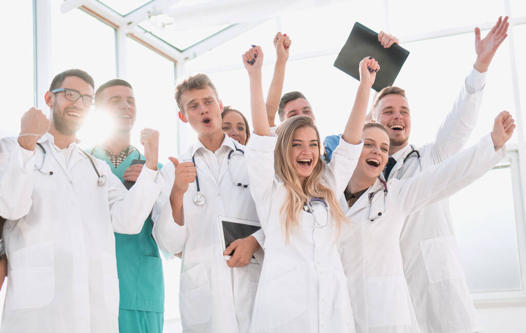 grupo de diversos funcionários médicos mostrando seu sucesso - Foto, Imagem