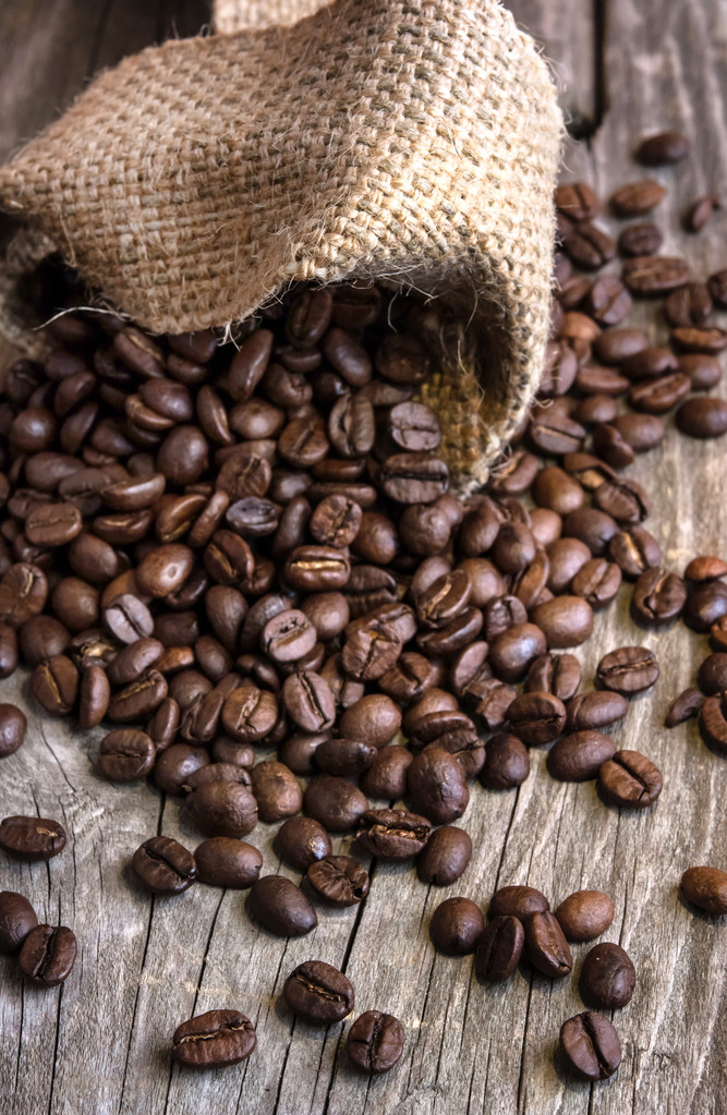 жареные кофейные зёрна на дереве - Фото, изображение