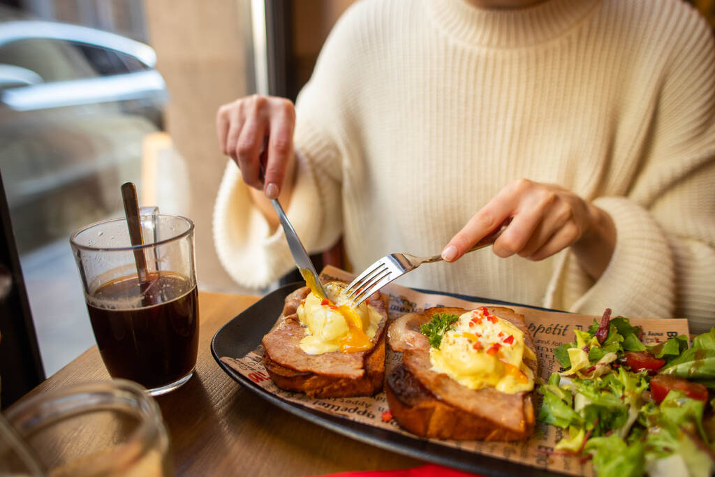 desayunar con huevos en una cafetería - Foto, imagen