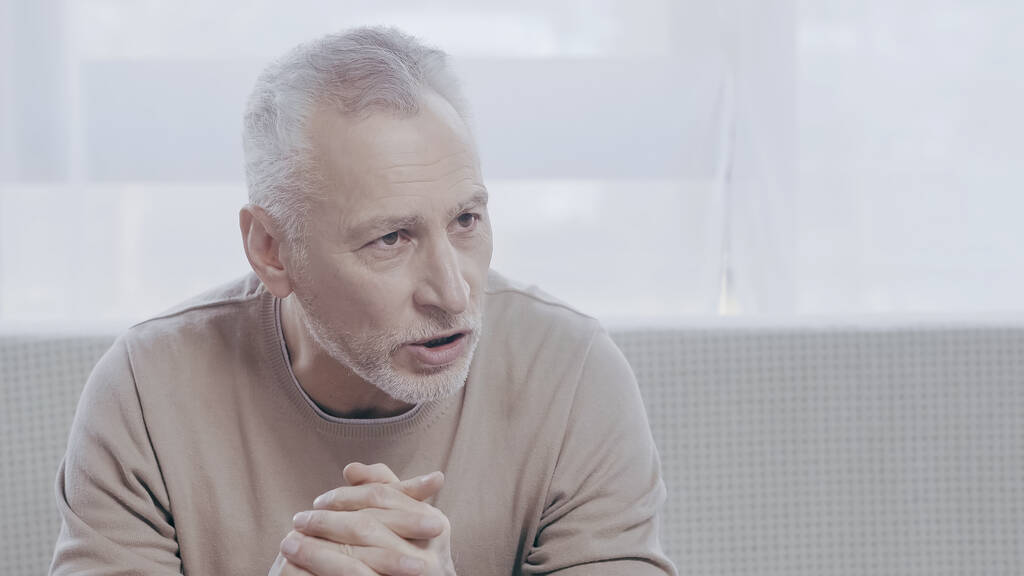 overstuur volwassen man praten in consulting kamer tijdens psychotherapie  - Foto, afbeelding
