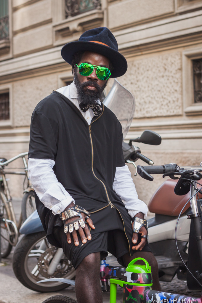 Mann vor der Ferragamo-Modenschau Gebäude für Mailänder Frauenmodewoche 2014 - Foto, Bild