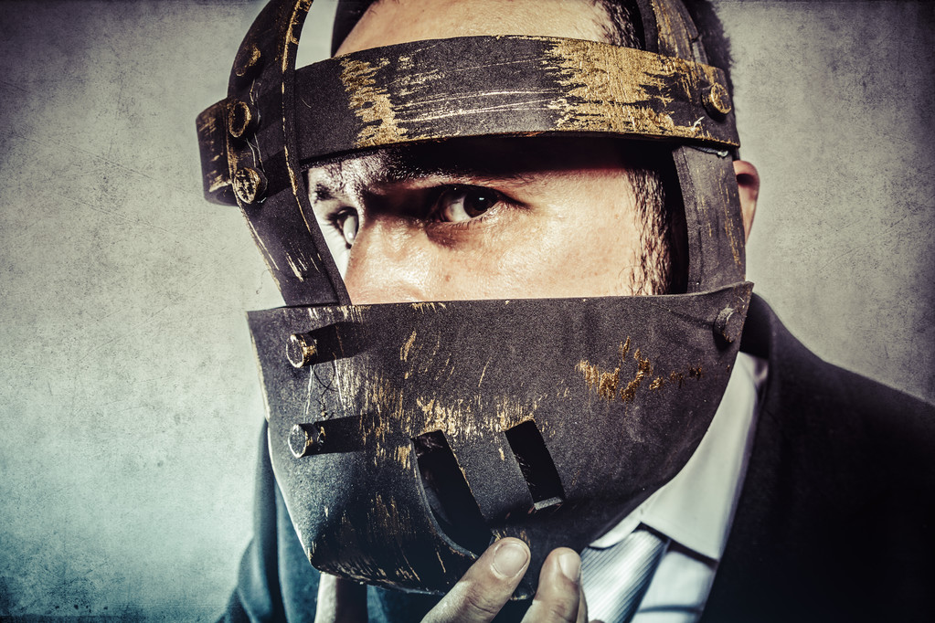 demir maskeli adam tehlikeli iş - Fotoğraf, Görsel