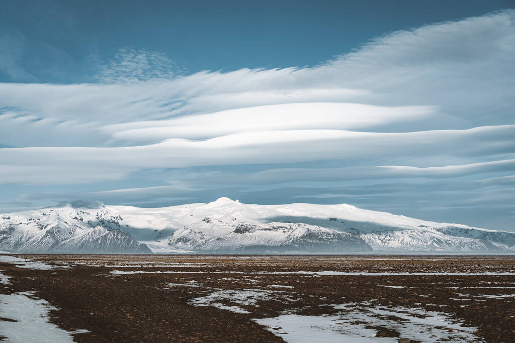 アイスランドのストリートハイウェイリング1号線は、巨大な氷河の方を眺めながら、美しい石灰岩の雲が広がっています。国の南側だ。ロードトリップのコンセプト. - 写真・画像