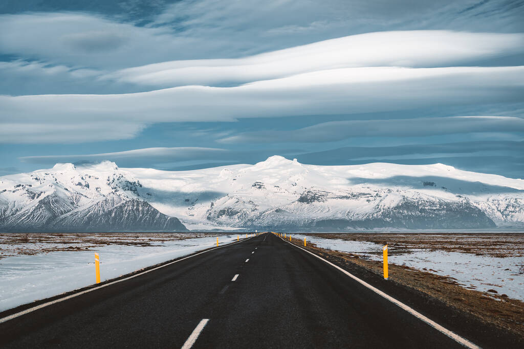 Street Highway Ring road No.1 in Iceland, with view towards massive glacier with beautiful lenticular clouds. Southern side if the country. Road trip travel concept. - Valokuva, kuva