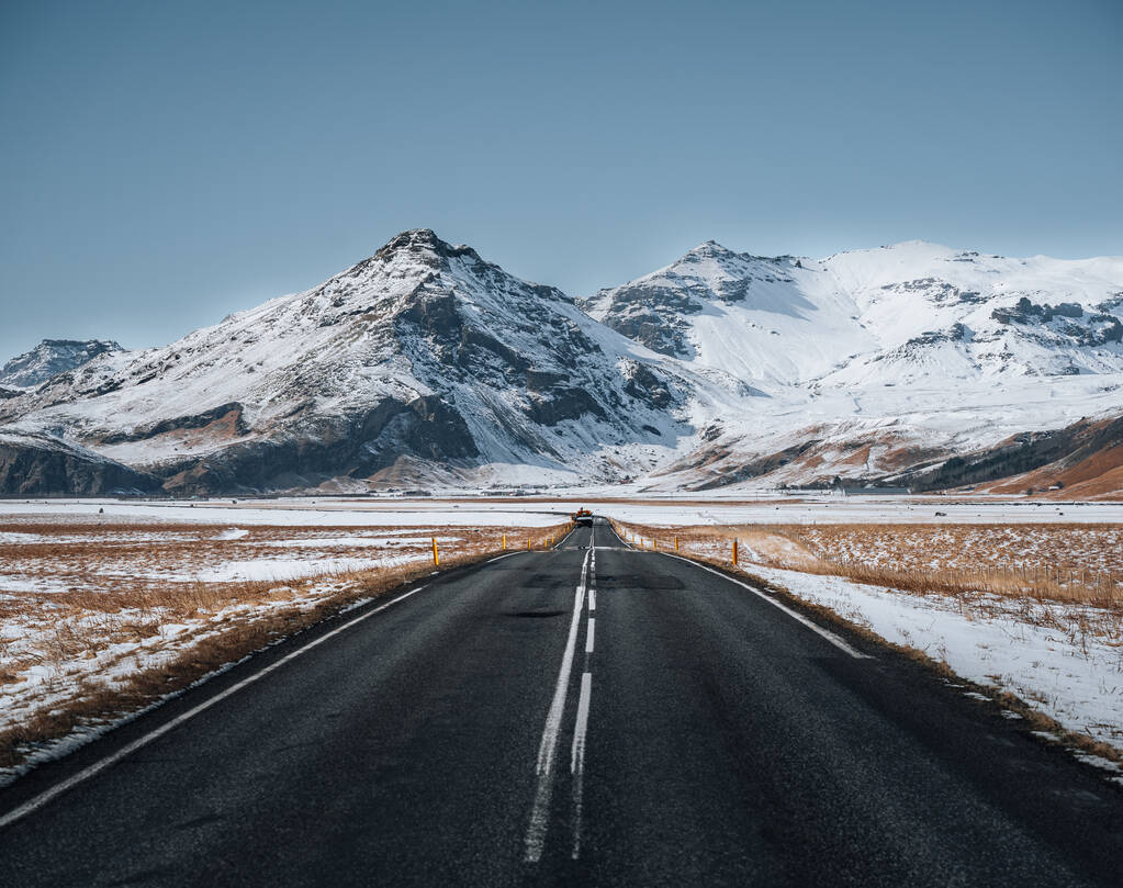Вулиця Кільце № 1 в Ісландії, з видом на гору. Південна сторона, якщо країна. Дорожня подорож.. - Фото, зображення