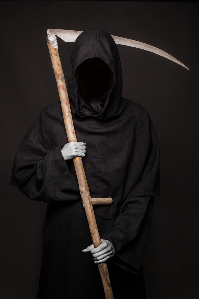 Death scythe állt a sötétben. Halloween. - Fotó, kép