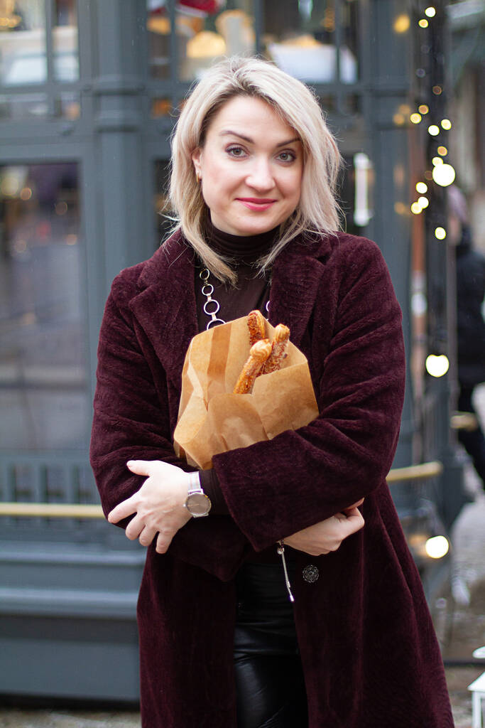a girl buys buns - Foto, Imagem