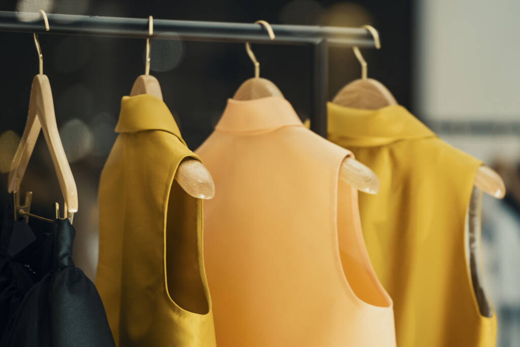 nákupní koncept - barevné oblečení v luxusním obchodě - Fotografie, Obrázek