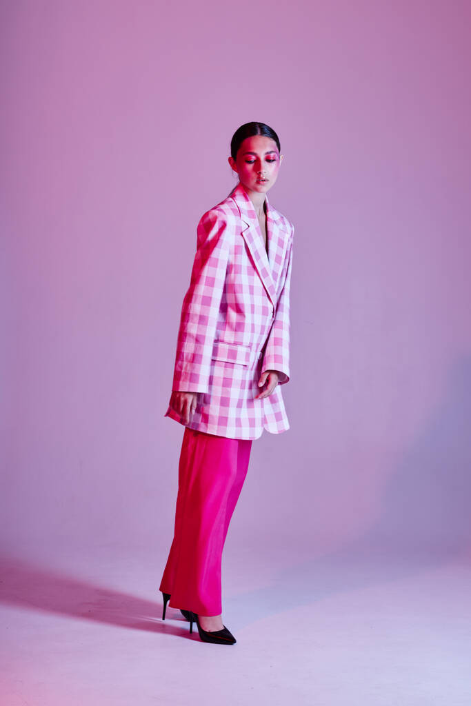 Joven hermosa mujer ropa de lujo moda chaqueta a cuadros rosa fondo inalterado - Foto, imagen