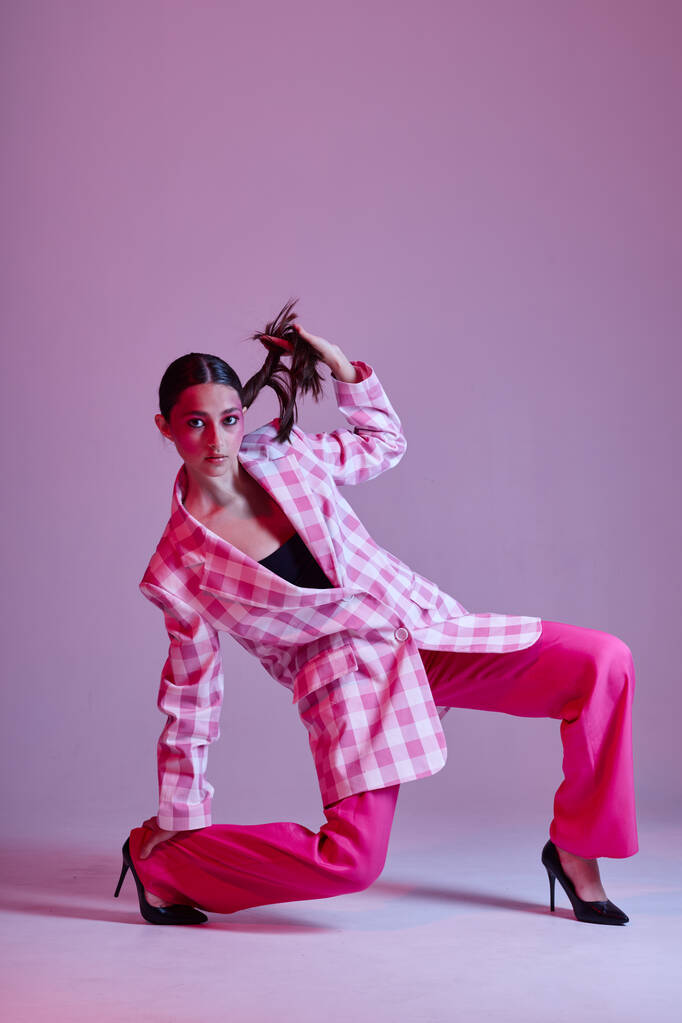 мода краси жіночий розкішний одяг мода плетений блейзер крупним планом незмінний
 - Фото, зображення