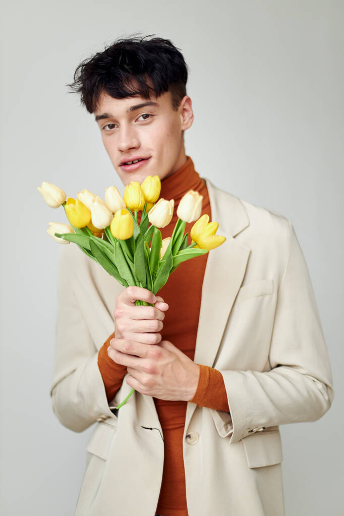 портрет молодого человека букет цветов романтической моды даты изолированный фон без изменений - Фото, изображение