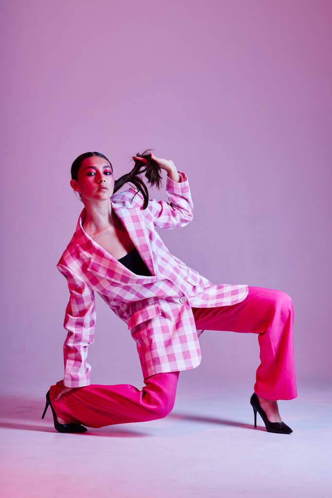 Portret pięknej młodej kobiety luksusowe ubrania moda plaid blezer różowy tło niezmienione - Zdjęcie, obraz
