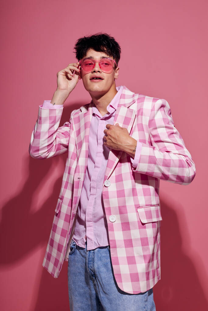 pohledný chlap v růžové brýle růžové sako pózování studio izolované pozadí beze změny - Fotografie, Obrázek