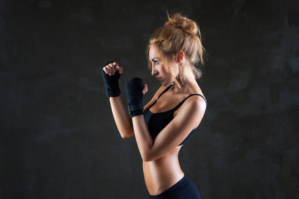 sexy bokser vrouw maken trap met boksen verband - Foto, afbeelding