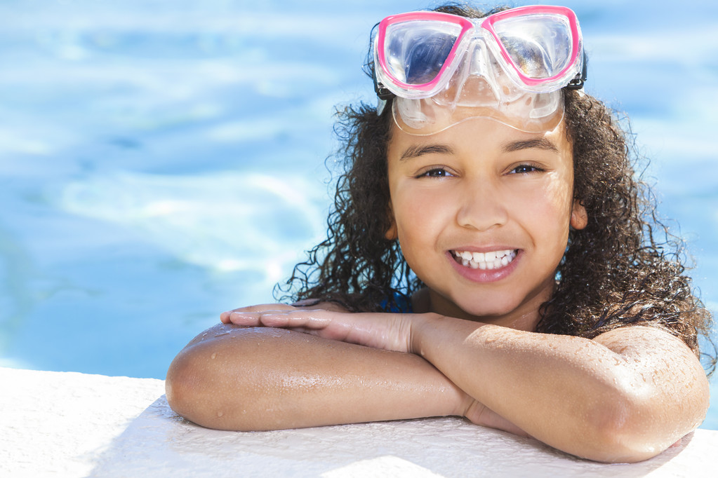 afro-americano interracial menina criança no natação piscina com go
 - Foto, Imagem