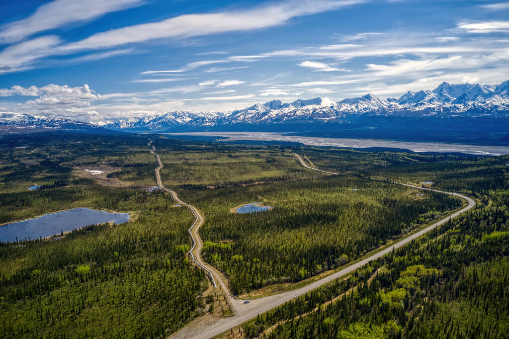 An aerial view of the Major Pipeline in Alaska - 写真・画像