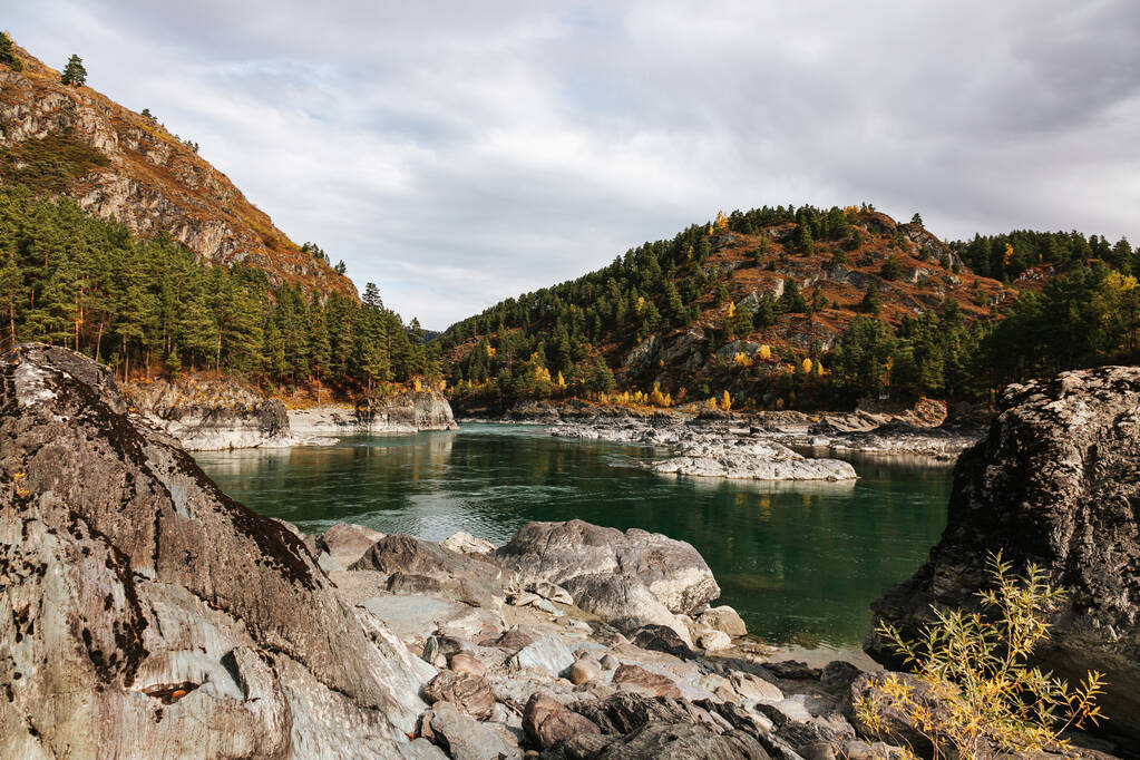 Mountain river surrounded by high rocks in Altai in autumn - Foto, Imagem