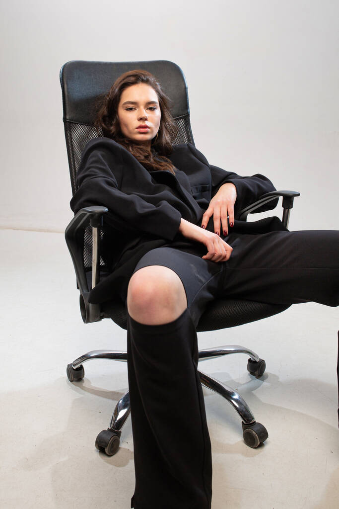 saai jong europees meisje met wit huid in office stoel - Foto, afbeelding