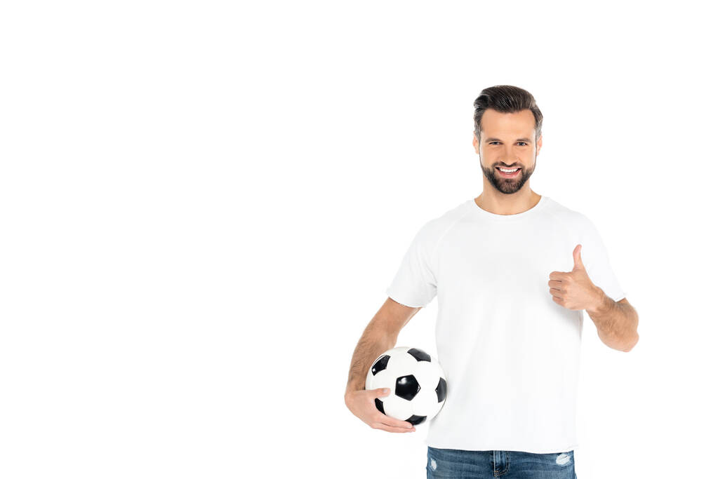 ευτυχισμένος άνθρωπος με μπάλα ποδοσφαίρου δείχνει τον αντίχειρα μέχρι απομονώνονται σε λευκό - Φωτογραφία, εικόνα