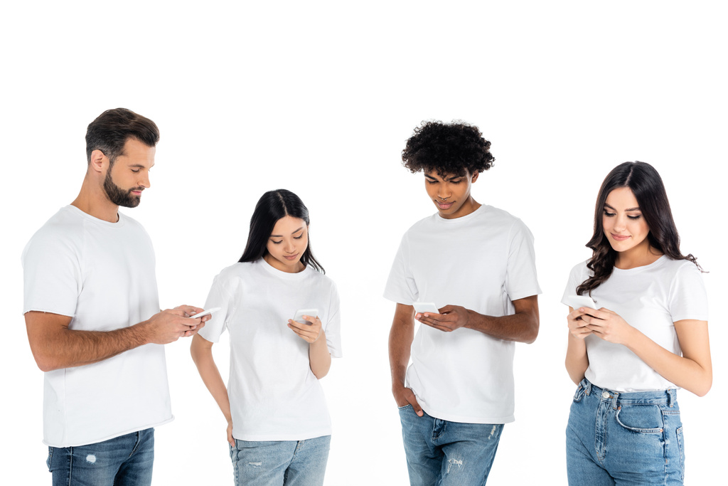 θετικοί διαφυλετικοί φίλοι σε t-shirts μηνύματα σε κινητά τηλέφωνα που απομονώνονται σε λευκό - Φωτογραφία, εικόνα