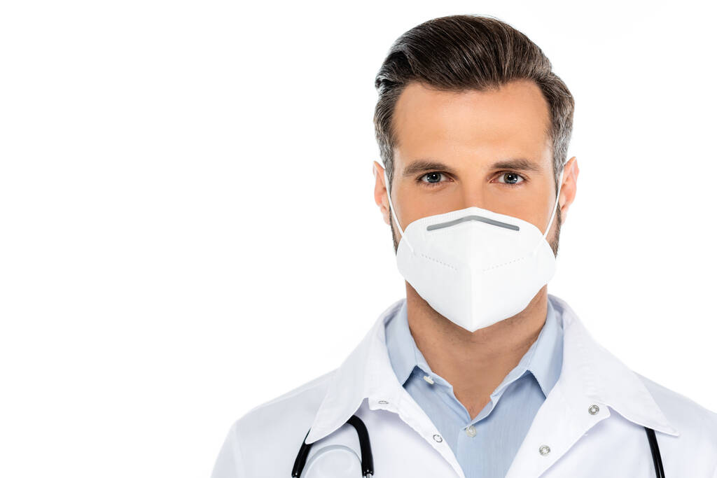 médico en máscara médica mirando a la cámara aislada en blanco con espacio de copia - Foto, imagen