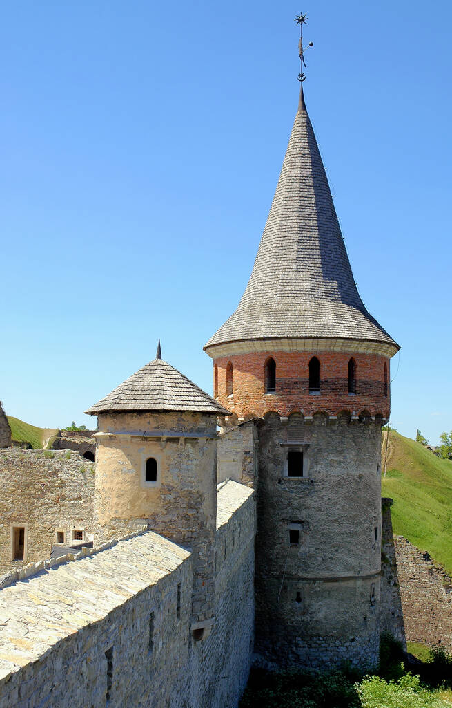 Kamyanets Podilskyi, Ukraine: Kamianets-Podilskyi Castle, the main tourist attraction of the city. View of the castle wall and tower against a blue sky. - Zdjęcie, obraz