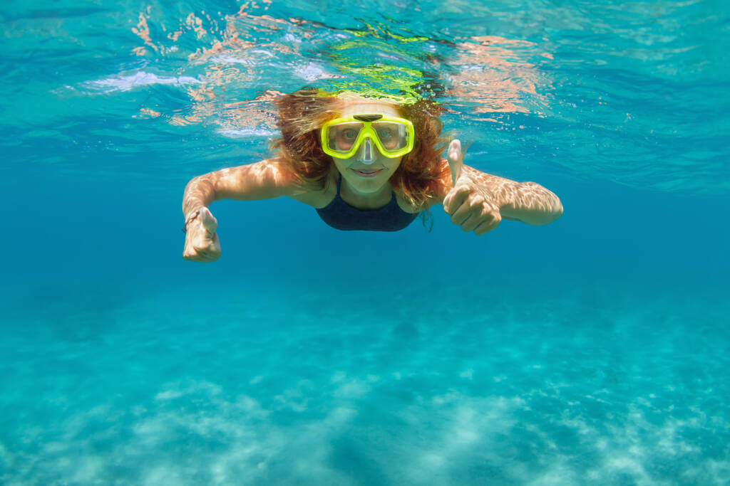Su altı dünyasını keşfetmek için mercan resiflerinde maske takan genç bir kız. Yaz macera kampında aile seyahati yaşam tarzı. Çocuklarla plaj tatilinde yüzme aktiviteleri. - Fotoğraf, Görsel
