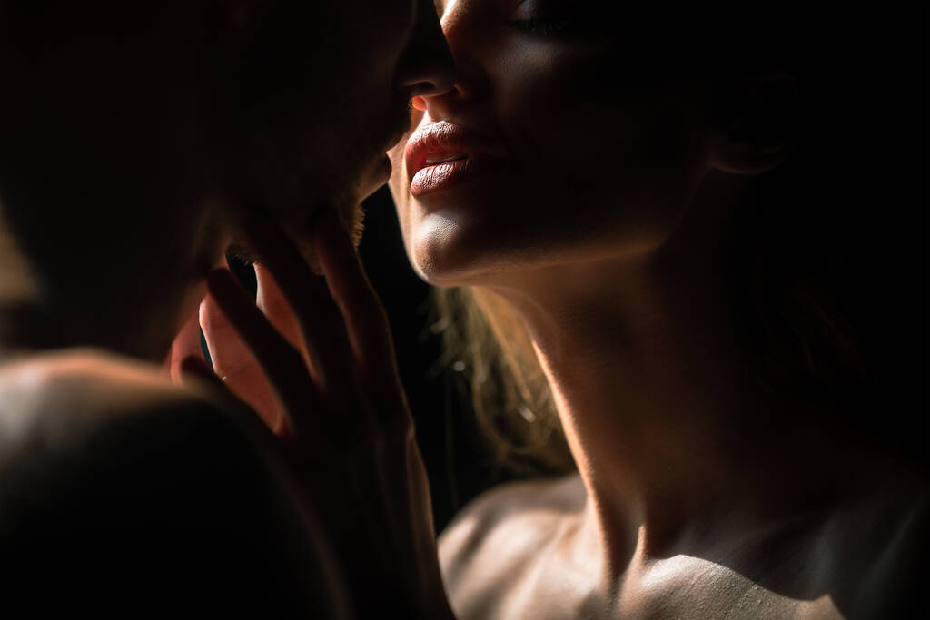 Hassas bir tutkuyla şehvetli bir çift. Kadının kucaklaşan ve erkeği öpmeye giden portresi. Siyah arka planda öpüşen sevgili çift. Seksi dudaklar.. - Fotoğraf, Görsel