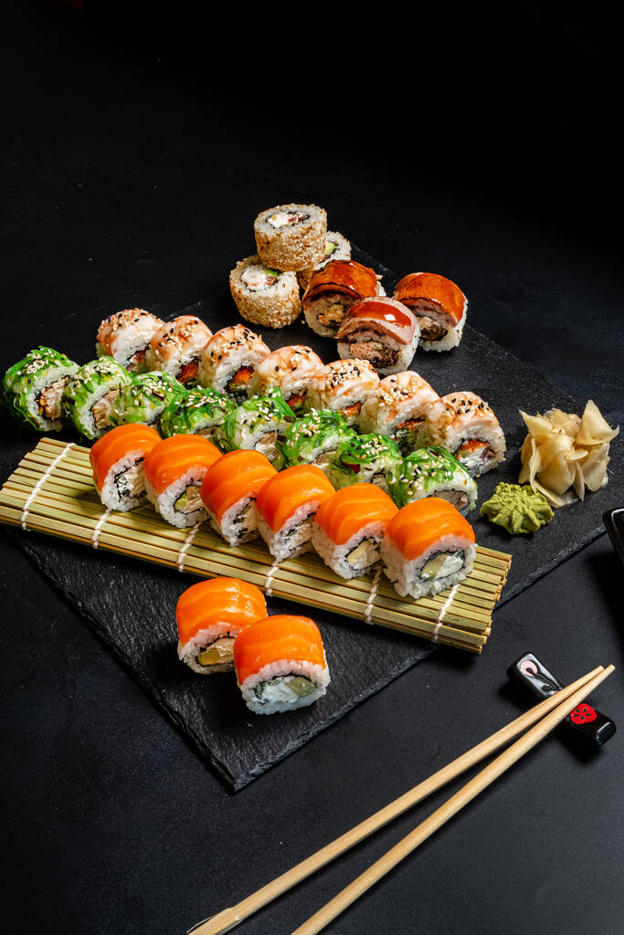 sushi saporito sullo sfondo nero - Foto, immagini