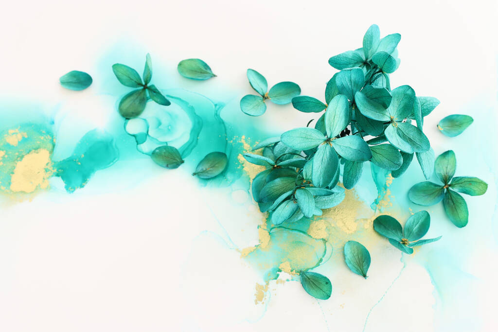 Immagine creativa di smeraldo e verde Ortensia fiori su sfondo inchiostro artistico. Vista dall'alto con spazio di copia - Foto, immagini