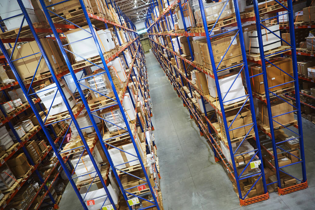 Huge distribution warehouse with high shelves and loaders. - Zdjęcie, obraz