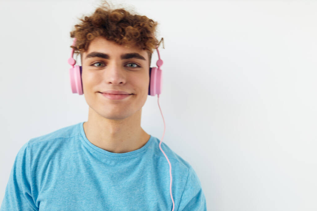 Ελκυστικός άνδρας σε μπλε t-shirts ροζ ακουστικά μόδας Lifestyle αμετάβλητη - Φωτογραφία, εικόνα
