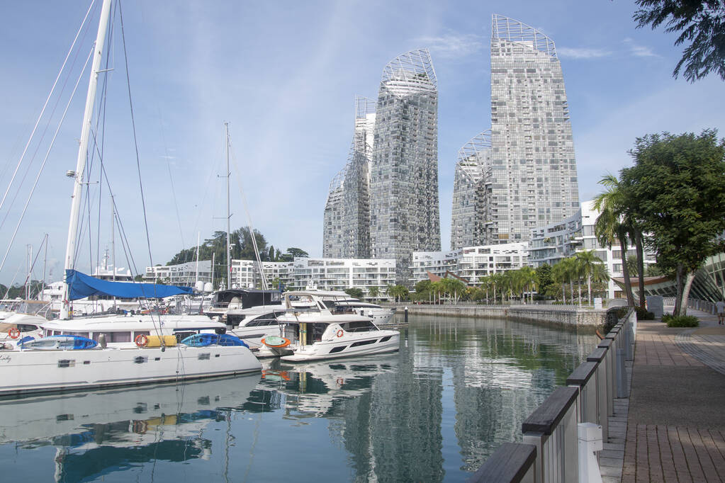 Singapour 29 déc 2021 : Marina de Keppel Bay et réflexions au complexe résidentiel de luxe en bord de mer de Keppel Bay à Singapour - Photo, image