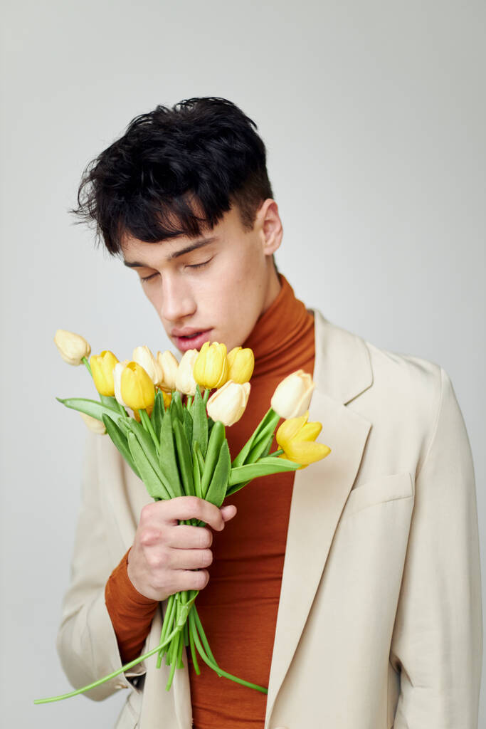 pohledný chlap kytice květin romantika módní datum izolované pozadí beze změny - Fotografie, Obrázek