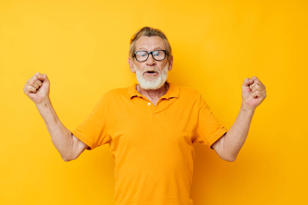 Foto van gepensioneerde oude man met een grijze baard in glazen geïsoleerde achtergrond - Foto, afbeelding