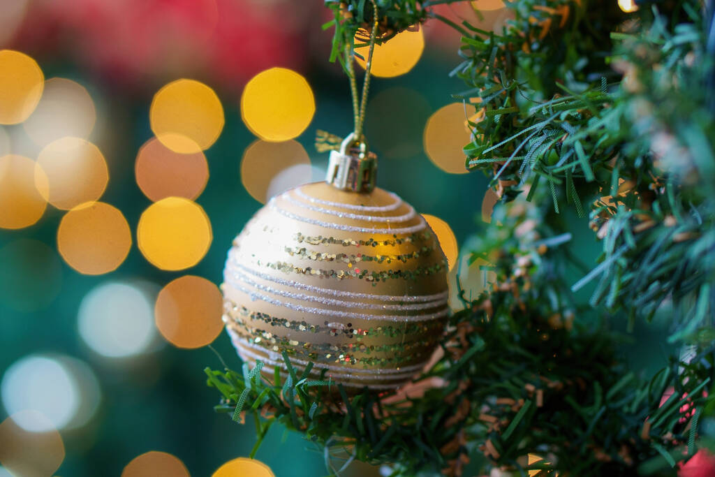 karácsonyfa díszítéssel a háttérben a fények - Fotó, kép