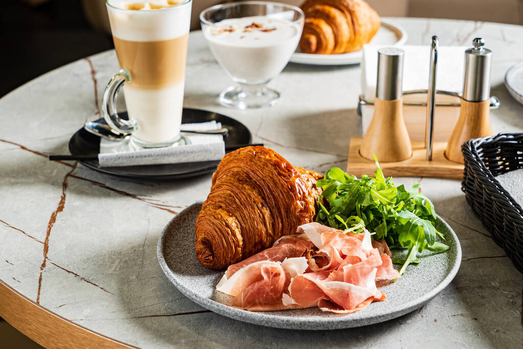 lekker ontbijt in het café - Foto, afbeelding